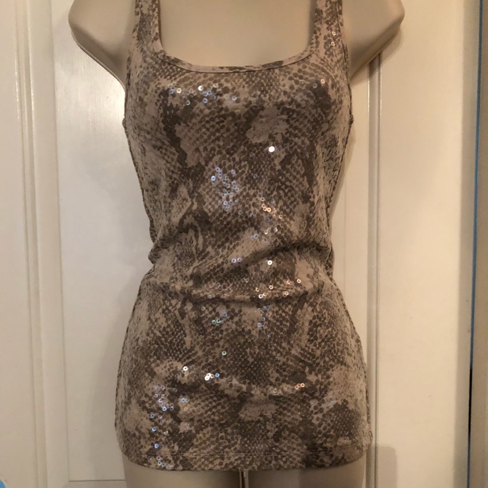 Snakeskin design sequence tank